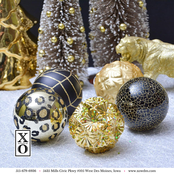 Vogue Black and Gold set of 16 -piece Christmas Ornaments